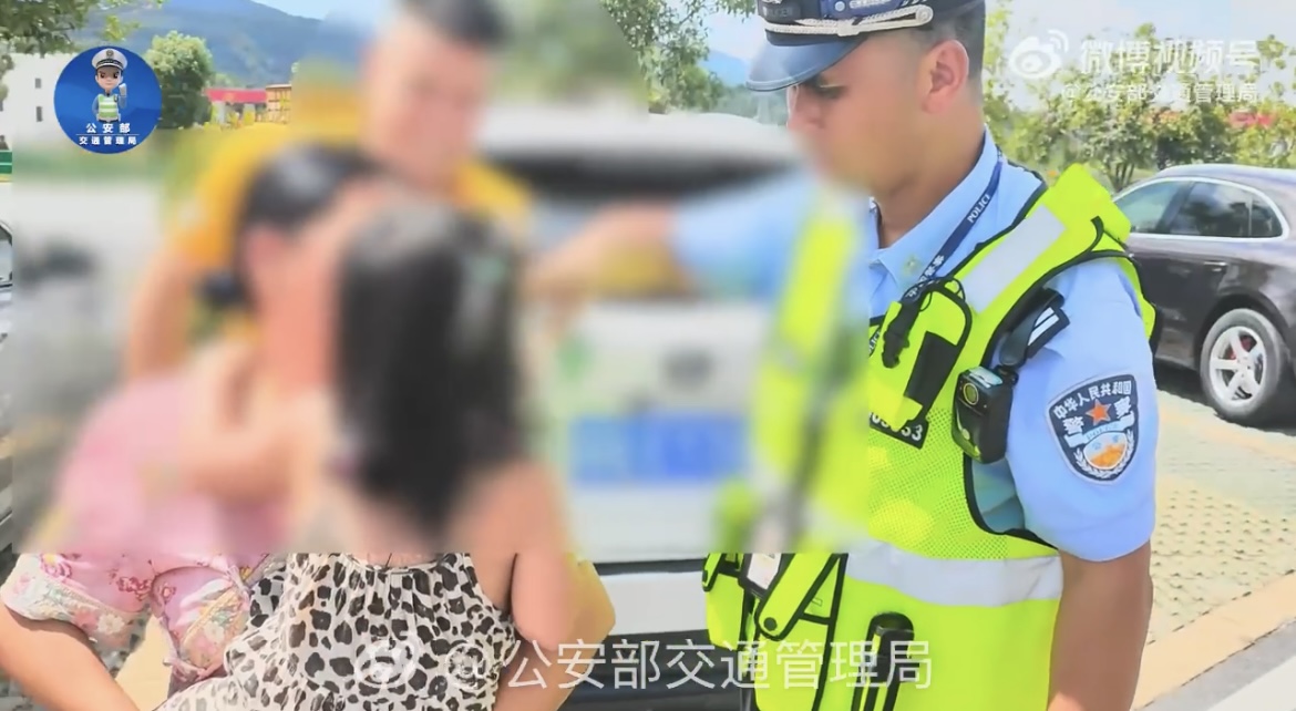 把孩子单独留在52℃车内！家长还笑：“以为开条缝没事” 2.jpg